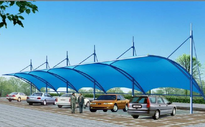 一處藍色頂棚的停車棚張拉膜結(jié)構(gòu)工程