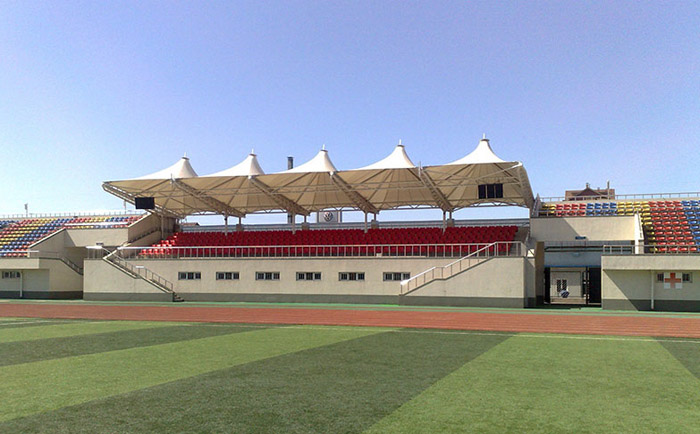 白色頂棚的膜結構看臺