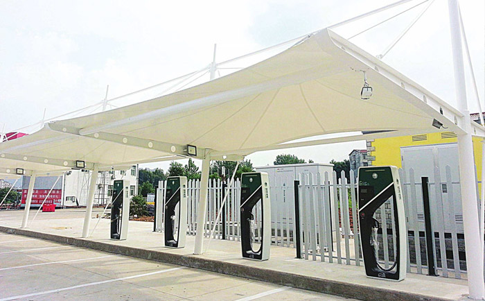 白色頂棚的一處充電樁膜結構工程