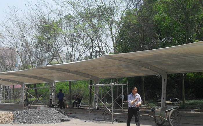 正在維修膜結構的一些工人師傅