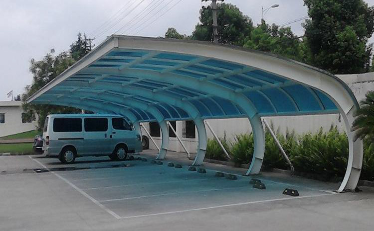 使用耐力板作為膜材的膜結構停車棚