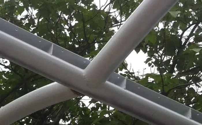 膜結構之鋼架結構正在做防銹防腐處理