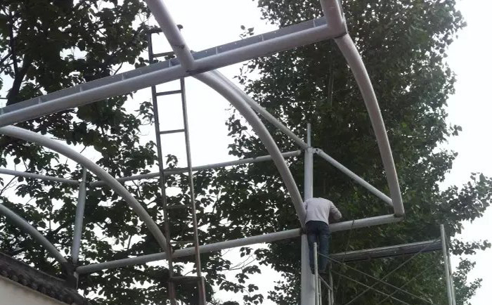 膜結構工程進入安裝和焊接階段