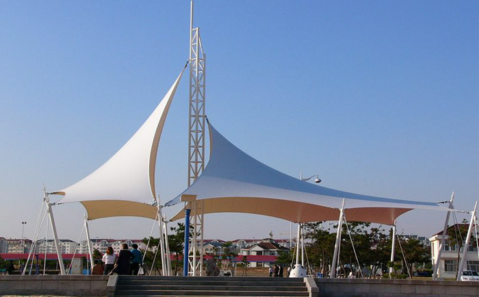 休閑廣場上的一處景觀膜結構建筑