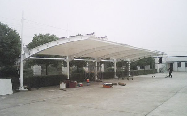 膜結(jié)構(gòu)棚膜安裝施工現(xiàn)場(chǎng)