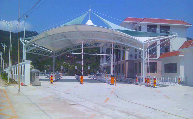 大跨度造型的出入口膜結(jié)構(gòu)建筑實(shí)景