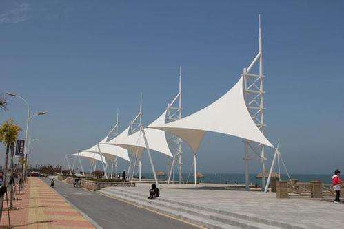 張拉膜結(jié)構(gòu) 白色頂棚的張拉膜結(jié)構(gòu)工程