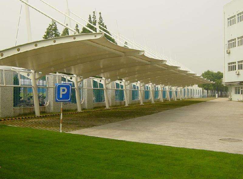 沐浴在陽光里的膜結(jié)構(gòu)車棚