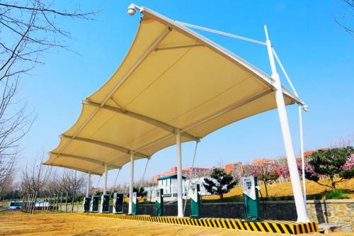 膜結構加油站 風雪中傲然屹立的膜結構加油站車棚