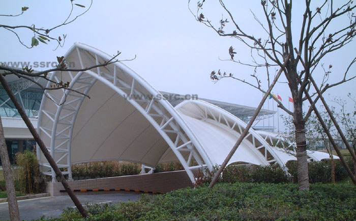 膜結(jié)構(gòu)出入口 地下停車場的膜結(jié)構(gòu)出入口建筑